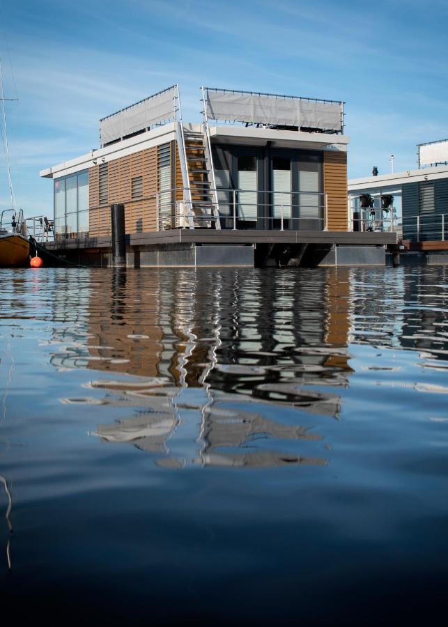 Welcome In - Houseboat 'Elysium' Met Eigen Aanlegsteiger Sneek - Offingawier エクステリア 写真